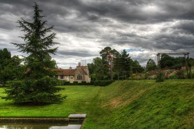 ightham mote HDR
Ightham Mote is a medieval moated manor house close to the village of Ightham, near Sevenoaks in Kent UK
